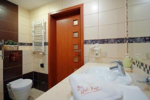Kúpeľňa v ubytovaní OnHoliday Apartamenty w Hotelu przy ul Kościuszki 16