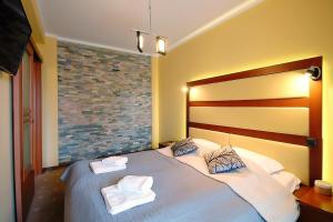 Posteľ alebo postele v izbe v ubytovaní OnHoliday Apartamenty w Hotelu przy ul Kościuszki 16