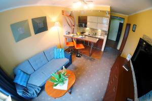 Kuchyňa alebo kuchynka v ubytovaní OnHoliday Apartamenty w Hotelu przy ul Kościuszki 16