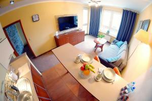 Televízia a/alebo spoločenská miestnosť v ubytovaní OnHoliday Apartamenty w Hotelu przy ul Kościuszki 16