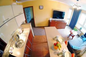 Kuchyňa alebo kuchynka v ubytovaní OnHoliday Apartamenty w Hotelu przy ul Kościuszki 16