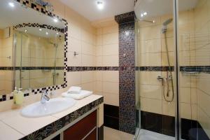 Kúpeľňa v ubytovaní OnHoliday Apartamenty w Hotelu przy ul Kościuszki 16