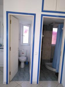 La salle de bains est pourvue de toilettes, d'une fenêtre et d'une baignoire. dans l'établissement Luxury Katakolo in front of the sea near Olympia, à Katakolon