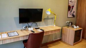 TV a/nebo společenská místnost v ubytování Madison 101 Hotel + Tower