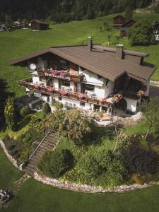 een luchtzicht op een huis met een tuin bij Sonnenhang Montafon in Sankt Gallenkirch