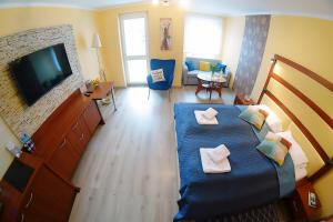 Televízia a/alebo spoločenská miestnosť v ubytovaní OnHoliday Apartamenty w Hotelu przy ul Kościuszki 16