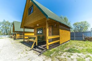 una piccola cabina in legno con tetto verde di DRAGA AM Konkel a Jastarnia