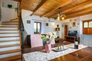 TV a/nebo společenská místnost v ubytování House Natalie, village Rakalj