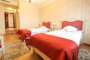 Postel nebo postele na pokoji v ubytování Astoria Grand Hotel