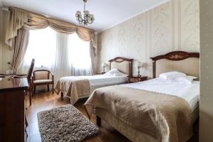 Postel nebo postele na pokoji v ubytování Astoria Grand Hotel