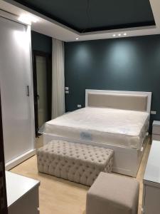 2 Bedrooms Prime Chalet in Azha Ain Sokhna 객실 침대