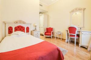 Postel nebo postele na pokoji v ubytování Astoria Grand Hotel