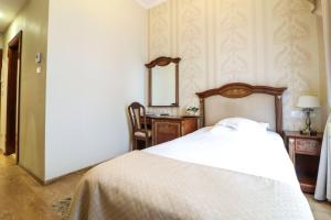 Postel nebo postele na pokoji v ubytování Astoria Grand Hotel