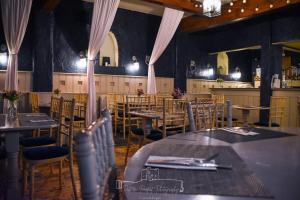 ein Speisesaal mit Tischen und Stühlen in einem Restaurant in der Unterkunft Dobbins Inn in Carrickfergus + 10 Fotos