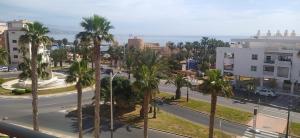z anteny widok na ulicę miejską z palmami w obiekcie Apartamento Roquetas playa con WIFI w mieście Roquetas de Mar