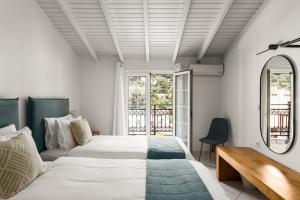 מיטה או מיטות בחדר ב-The Seaview Corner Apartments by Konnect, Ipsos Corfu