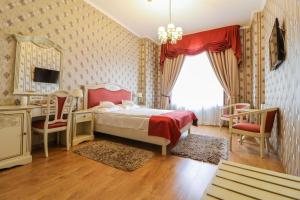 Postel nebo postele na pokoji v ubytování Astoria Grand Hotel