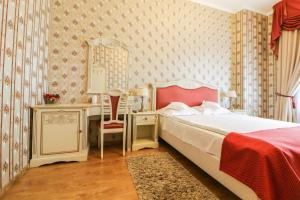 Postel nebo postele na pokoji v ubytování Astoria Grand Hotel