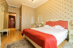 Postel nebo postele na pokoji v ubytování Astoria Grand Hotel