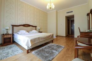 Postel nebo postele na pokoji v ubytování Astoria Grand Hotel