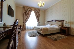 Postel nebo postele na pokoji v ubytování Astoria Grand Hotel