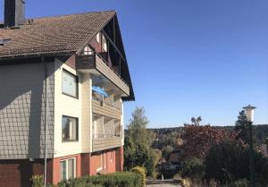 a building with a clock on the side of it at Wurmbergblick Nico in Braunlage 4 Sterne zertifiziert vom DTV inklusive Wäschepakete in Braunlage