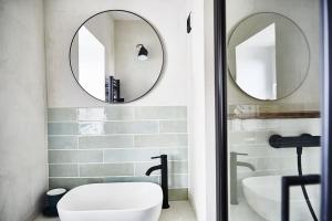 烏爾加特的住宿－Maison normande face à la plage d'Houlgate，浴室设有两面镜子、一个卫生间和一个盥洗盆