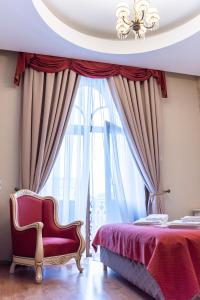 Postel nebo postele na pokoji v ubytování Astoria Grand Hotel