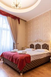 Postel nebo postele na pokoji v ubytování Astoria Grand Hotel