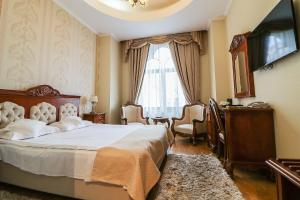 TV a/nebo společenská místnost v ubytování Astoria Grand Hotel