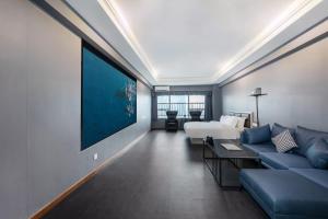 un soggiorno con divano e grande schermo di Time Hotel Apartments a Dongguan