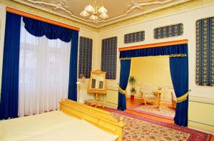 Rúm í herbergi á Hotel Heluan