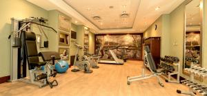 un gimnasio con varios equipos de ejercicio en una habitación en Piazza Hotel Montecasino, en Johannesburgo