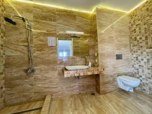 ウレキにあるDel Marのバスルーム(シャワー、洗面台、トイレ付)