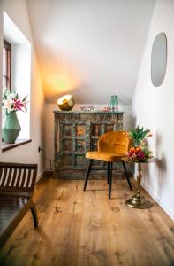 um quarto com uma mesa de madeira e uma mesa com frutas em Pension Adalbert em Český Krumlov