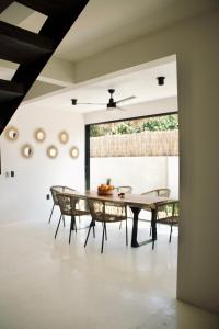 a dining room with a table and chairs at Casa Luni in Puerto Escondido