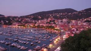 un puerto con barcos en el agua por la noche en 23Apartments en La Spezia