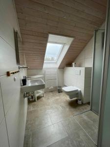 ein Bad mit einem Waschbecken und einem WC in der Unterkunft Ferienhof Bohg in Burg