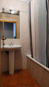 a bathroom with a sink and a shower at Mi Casa En Benamahoma in Benamahoma