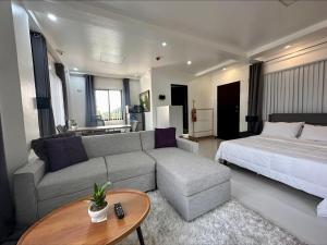 ein Wohnzimmer mit einem Sofa und einem Bett in der Unterkunft GIA's Place in San Mateo