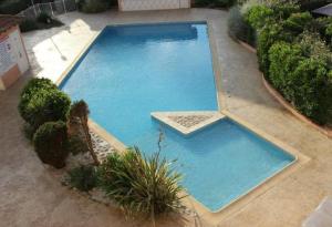 una gran piscina azul en un patio en Pavillon pour 6 personnes dans une résidence avec piscine, en Valras-Plage