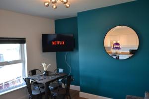 Μια τηλεόραση ή/και κέντρο ψυχαγωγίας στο Thomas 1 bed Apartment with cathedral views - STAYSEEKERS