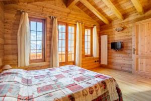 A bed or beds in a room at B&B Chalet Il Picchio