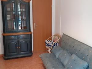 sala de estar con sofá y armario en Apartments Rudi, en Klenovica