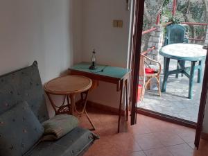 sala de estar con mesa y silla en Apartments Rudi, en Klenovica