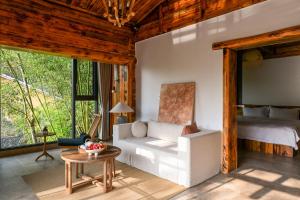 - une chambre avec un lit, une table et une chaise dans l'établissement No.5 Valley Lodge, à Zhangjiajie