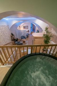 uma vista superior de um quarto com uma piscina de água em Le Spa de la Cathédrale - Jacuzzi - Sauna - Champagne - Netflix - Wifi em Troyes