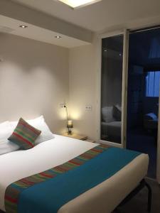 Postel nebo postele na pokoji v ubytování Hotel Le Majestic Canet plage