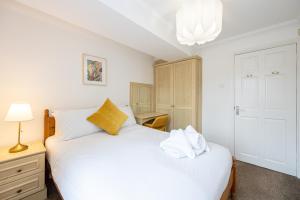 1 dormitorio con 2 camas blancas y una lámpara en The Burton- Free Gated Parking, en Mánchester