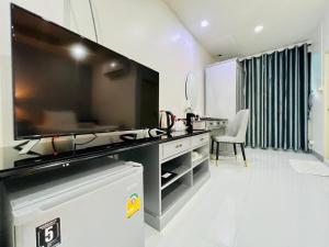 uma sala de estar com uma grande televisão de ecrã plano em Bed by Tha-Pra SHA Plus em Bangkok